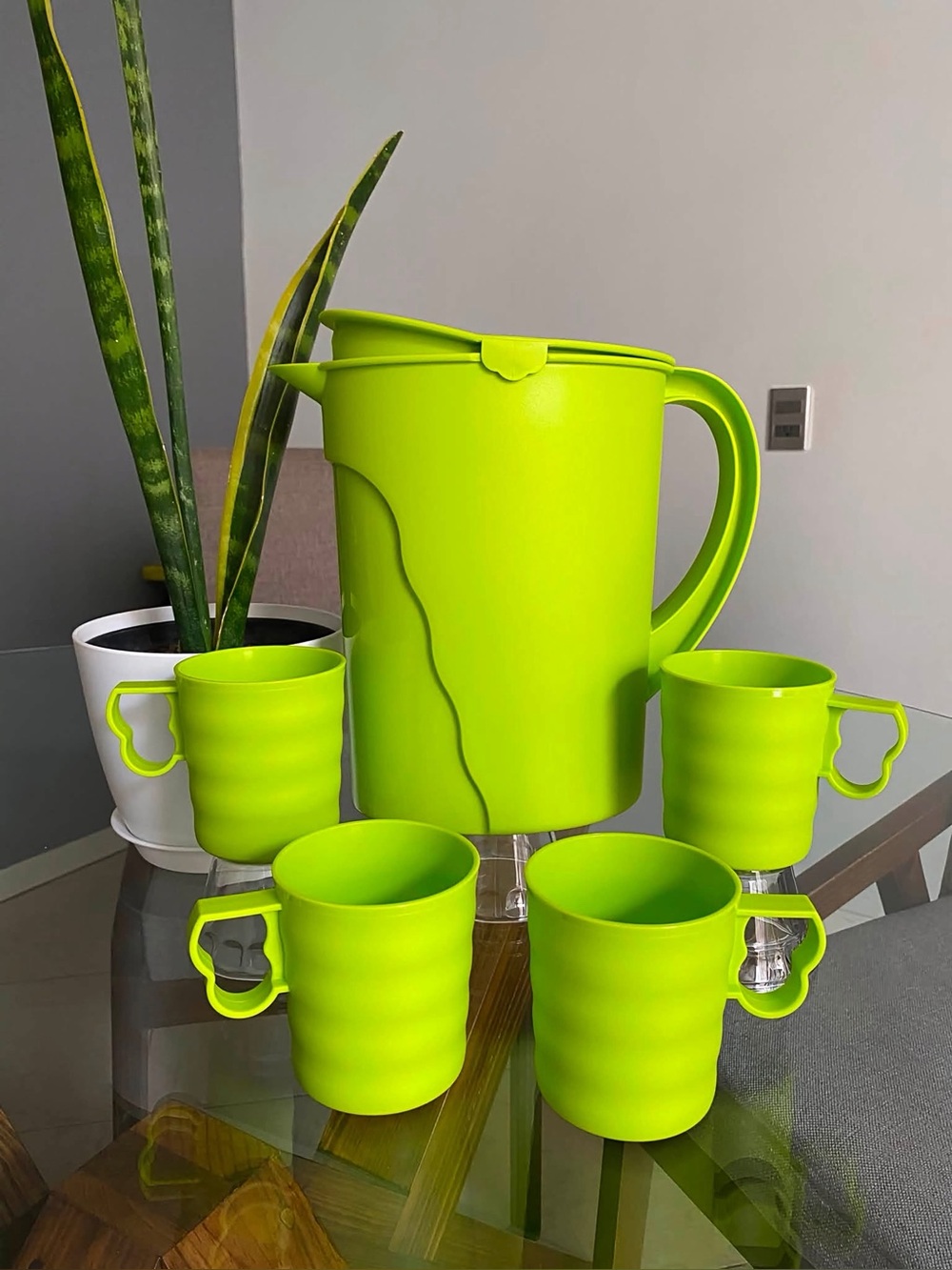 Tupperware pitcher set